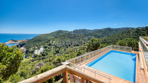 Villa con piscina y terrazas con vistas al mar sobre la cala de Sa Tuna, Begur