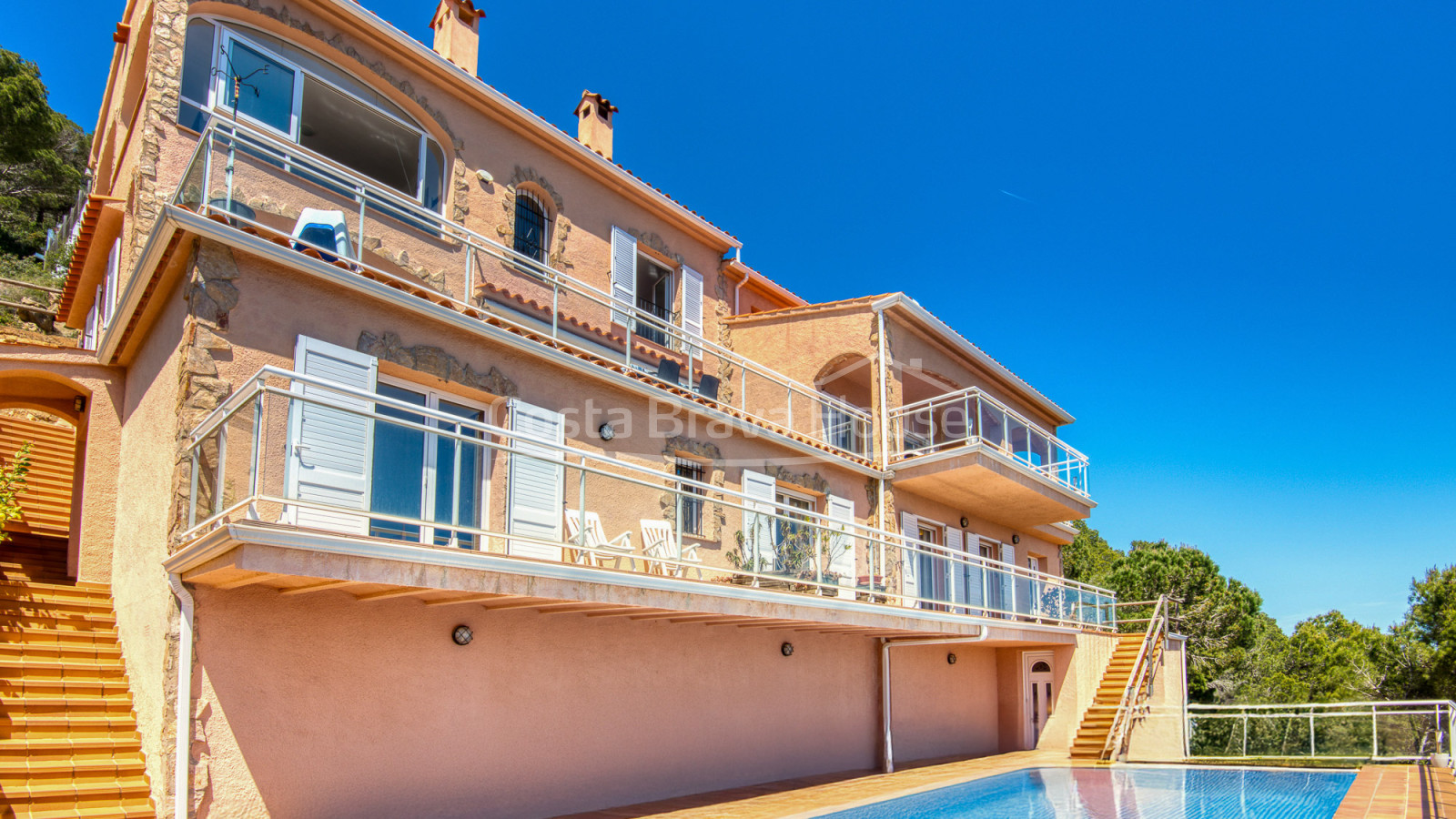 Villa con piscina y terrazas con vistas al mar sobre la cala de Sa Tuna, Begur