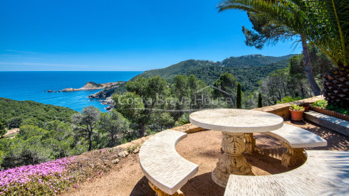 Vila amb piscina i terrasses amb vistes al mar sobre la cala de Sa Tuna, Begur