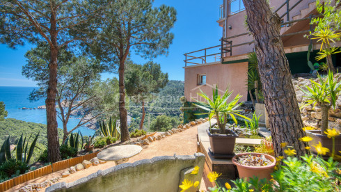 Villa con piscina y terrazas con vistas al mar sobre la cala de Sa Tuna, Begur
