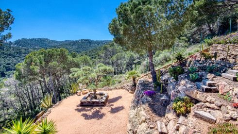 Villa con piscina y terrazas con vistas al mar sobre la cala de Sa Tuna, Begur