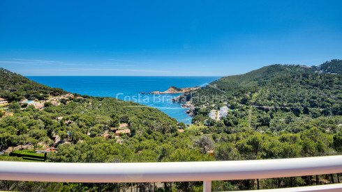 Vila amb piscina i terrasses amb vistes al mar sobre la cala de Sa Tuna, Begur
