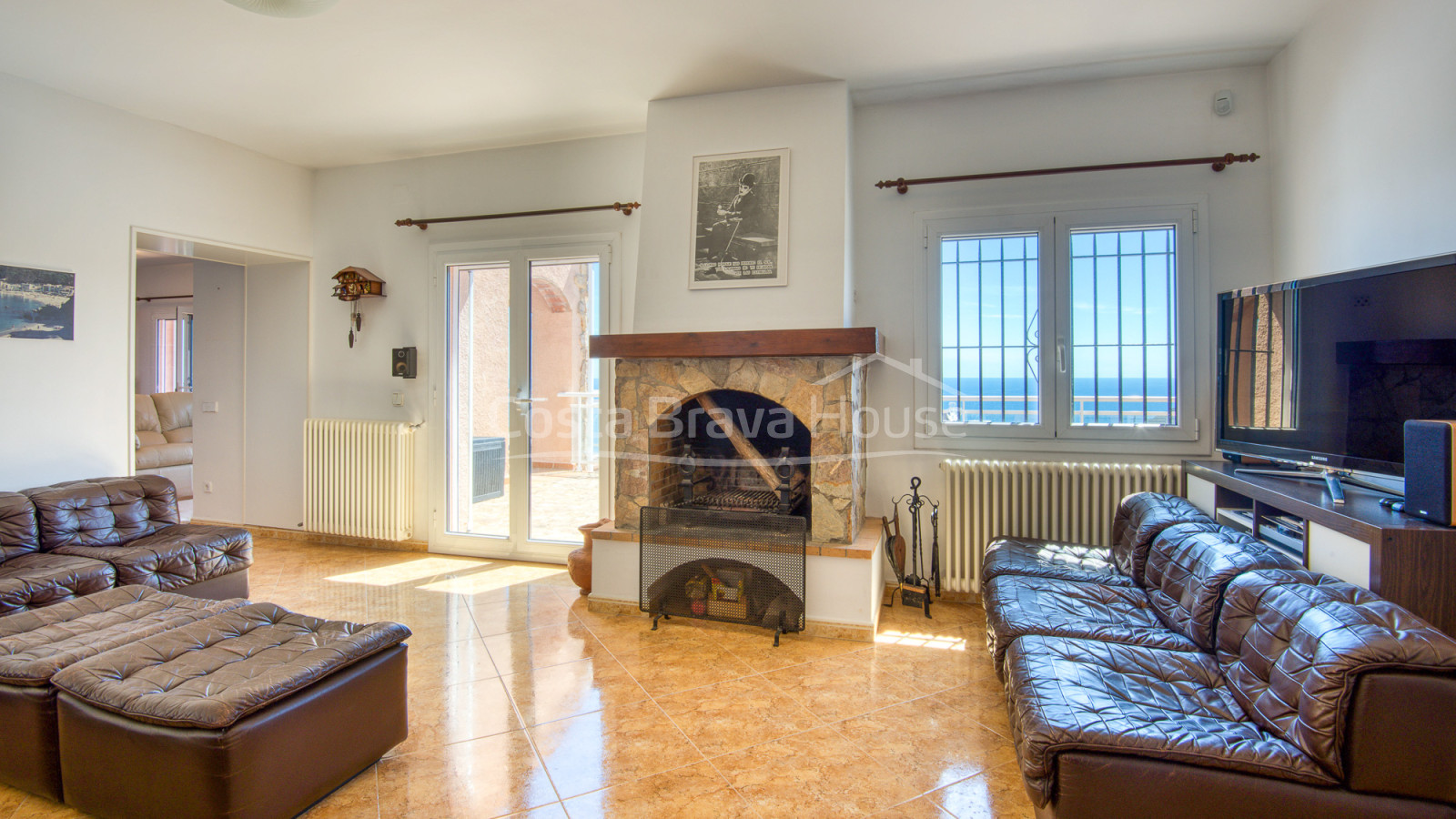 Villa con piscina y terrazas con vistas al mar sobre la cala de Sa Tuna, Begur