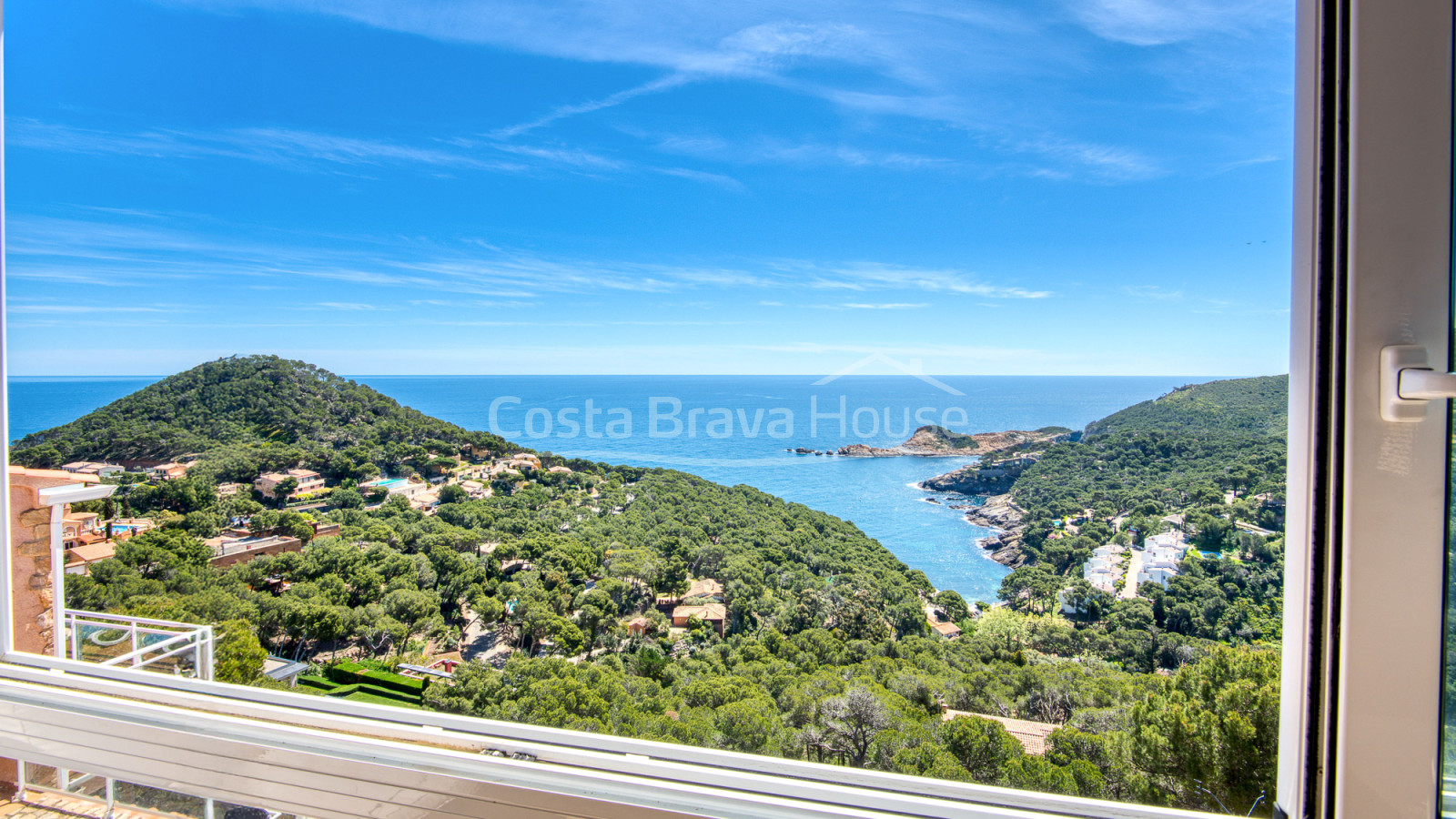 Vila amb piscina i terrasses amb vistes al mar sobre la cala de Sa Tuna, Begur