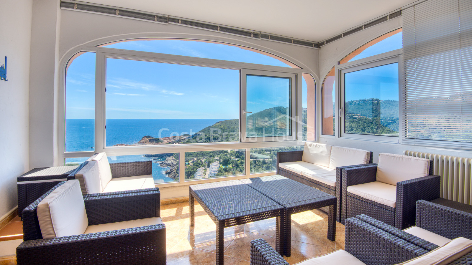 Villa con piscina y terrazas con vistas al mar sobre la cala de Sa Tuna, Begur