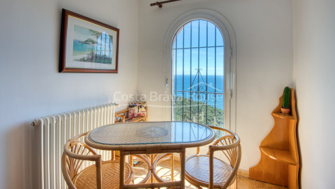 Villa con piscina y terrazas con vistas al mar sobre la cala de Sa Tuna, Begur