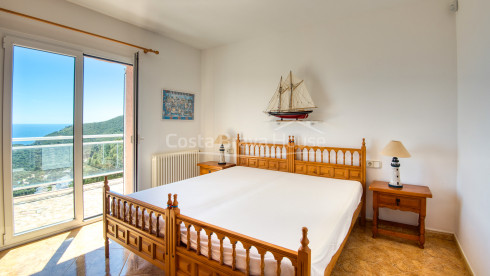 Vila amb piscina i terrasses amb vistes al mar sobre la cala de Sa Tuna, Begur