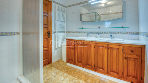 Villa con piscina y terrazas con vistas al mar sobre la cala de Sa Tuna, Begur