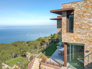 Maison de luxe à vendre à Begur avec vue mer, piscine et 6 chambres à 5 min de la plage de Sa Riera