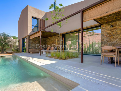 Maison neuve à vendre à Regencós au style rustique contemporain, 4 chambres, jardin privé et piscine dans un emplacement exclusif