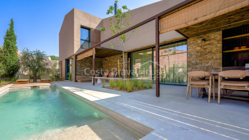 Maison neuve à Regencós de style rustique contemporain avec jardin et piscine