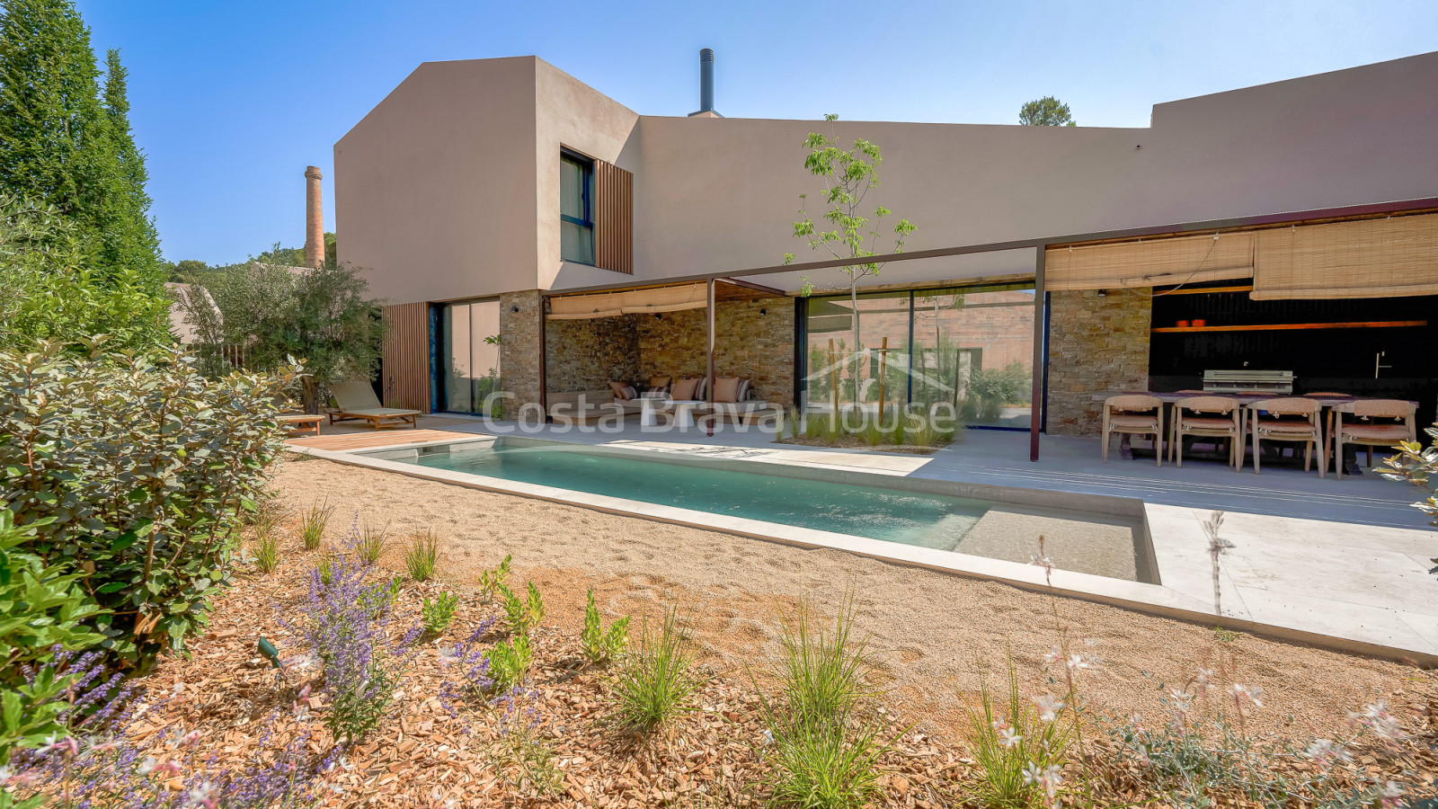 Casa de obra nueva en Regencós estilo rústico contemporáneo con jardín y piscina