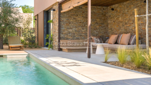 Casa d’obra nova a Regencós d’estil rústic contemporani amb jardí i piscina