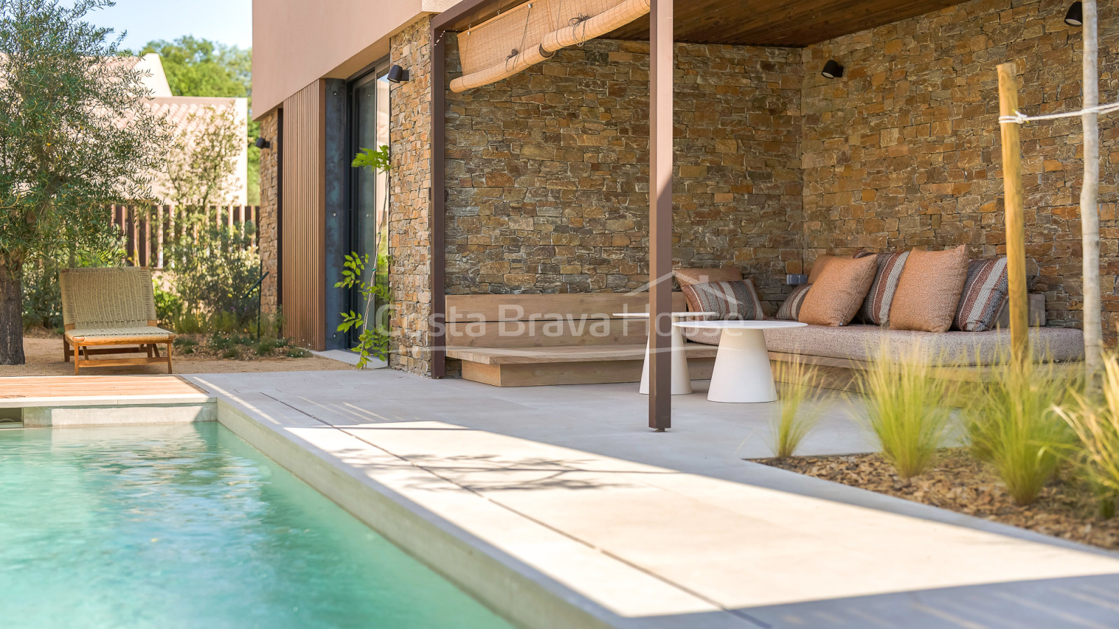 Newly built house in Regencós with contemporary rustic style, garden and pool