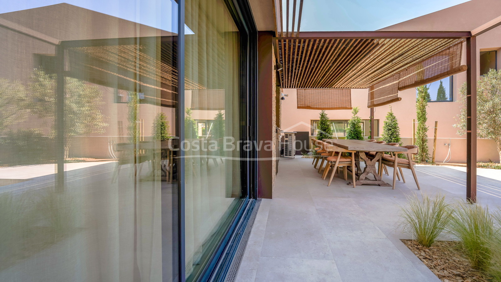 Casa de obra nueva en Regencós estilo rústico contemporáneo con jardín y piscina