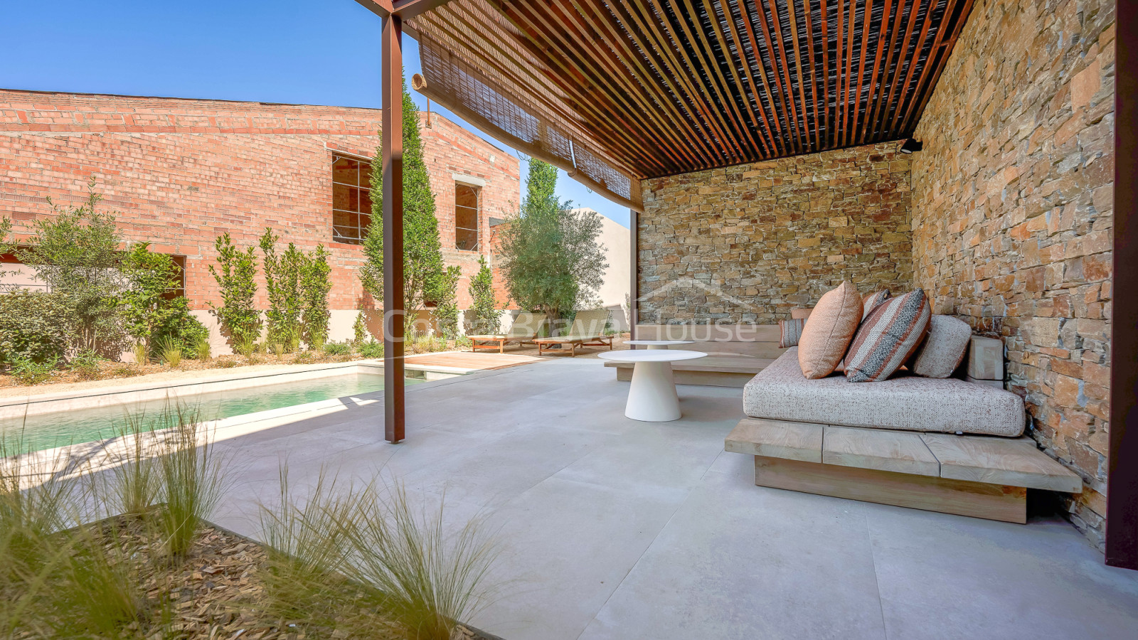 Casa de obra nueva en Regencós estilo rústico contemporáneo con jardín y piscina