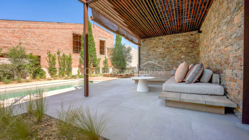 Maison neuve à Regencós de style rustique contemporain avec jardin et piscine