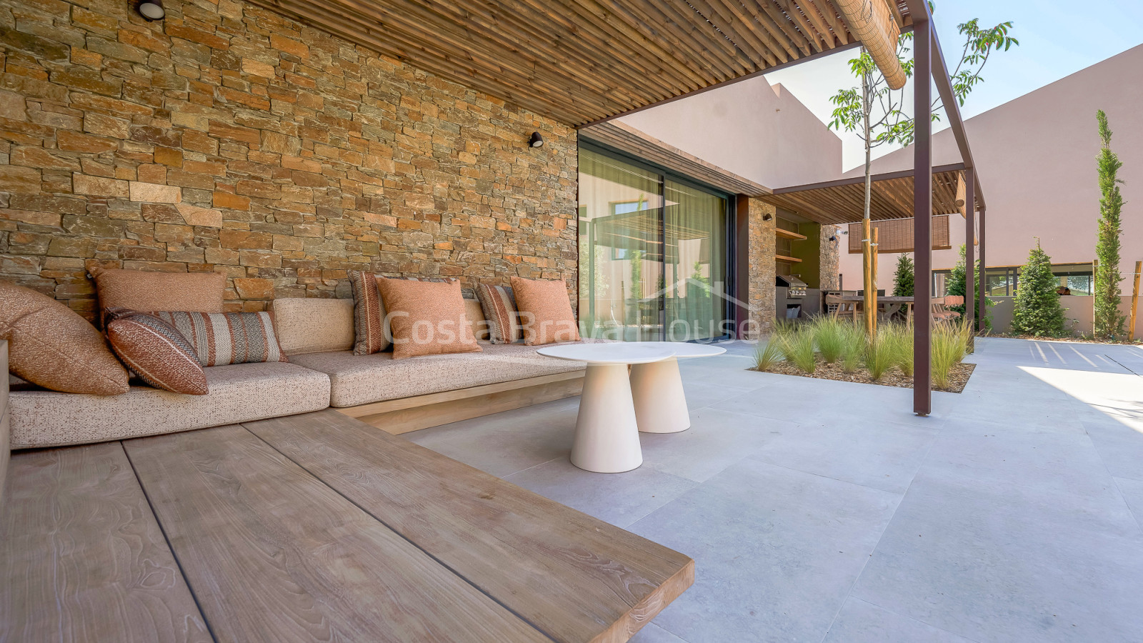 Newly built house in Regencós with contemporary rustic style, garden and pool