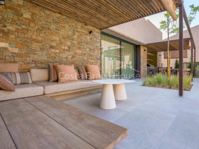 Newly built house for sale in Regencós with contemporary rustic style, 4 bedrooms, private garden and pool in an exclusive location