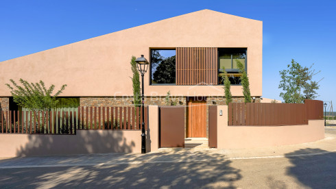 Maison neuve à Regencós de style rustique contemporain avec jardin et piscine