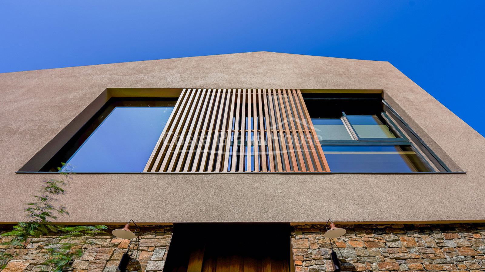 Maison neuve à Regencós de style rustique contemporain avec jardin et piscine