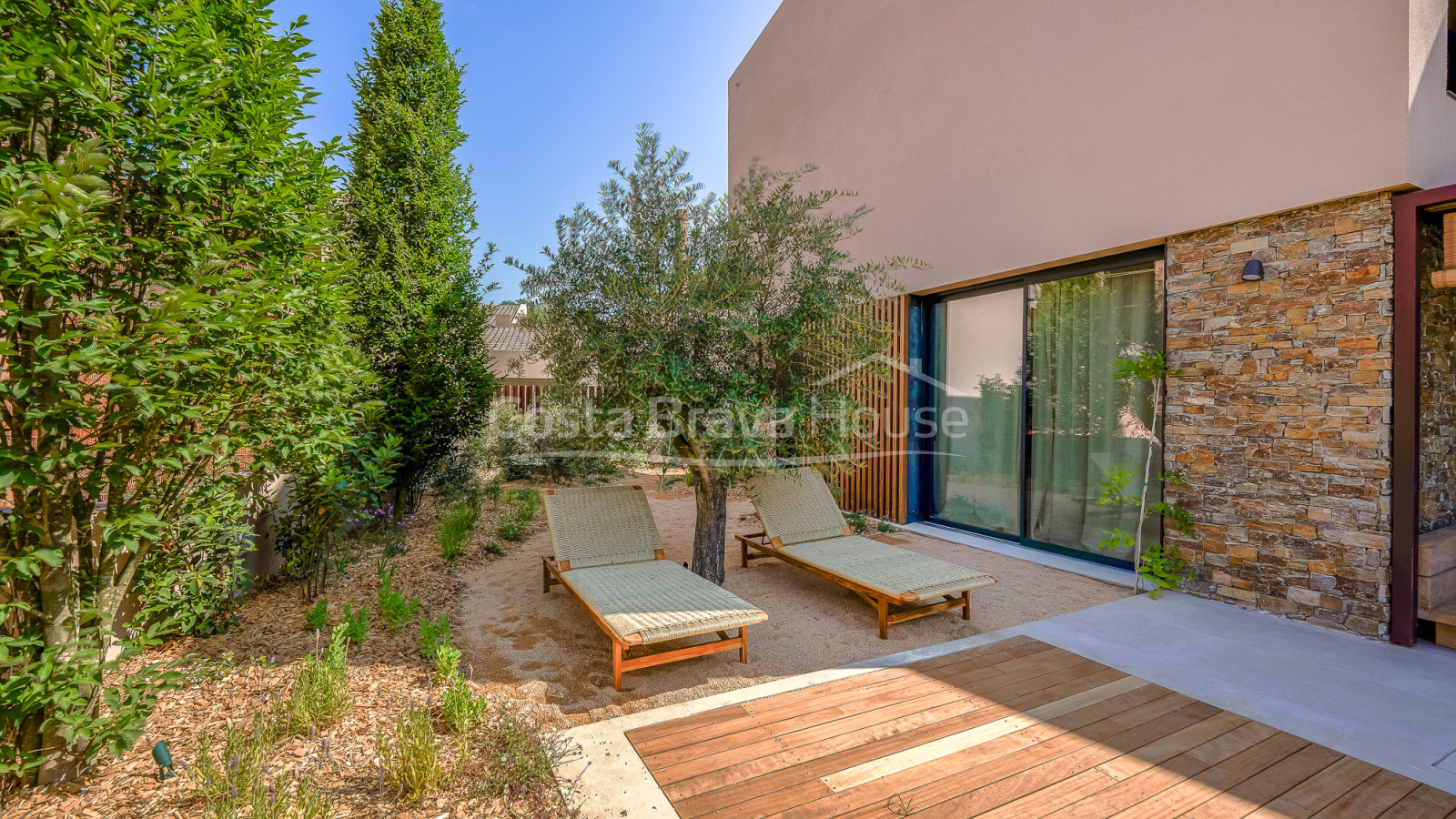 Casa de obra nueva en Regencós estilo rústico contemporáneo con jardín y piscina