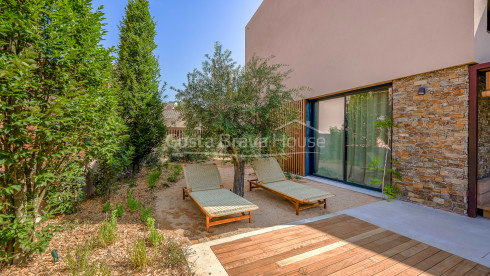 Maison neuve à Regencós de style rustique contemporain avec jardin et piscine