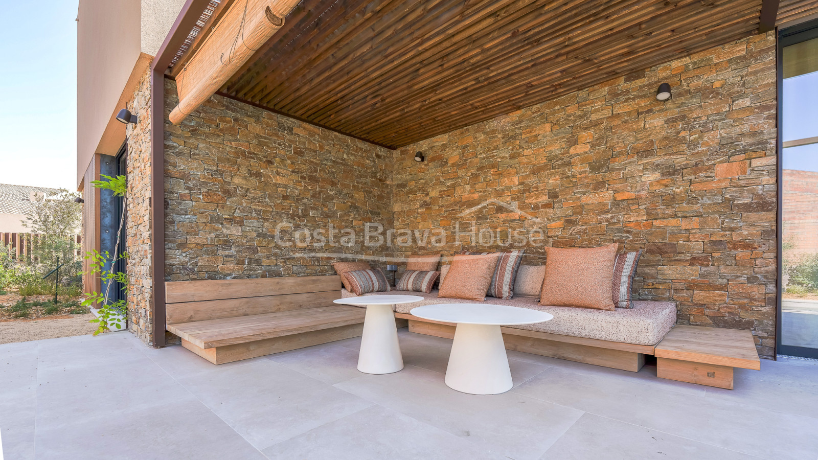 Casa d’obra nova a Regencós d’estil rústic contemporani amb jardí i piscina