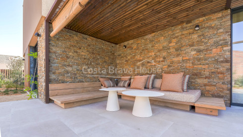 Maison neuve à Regencós de style rustique contemporain avec jardin et piscine