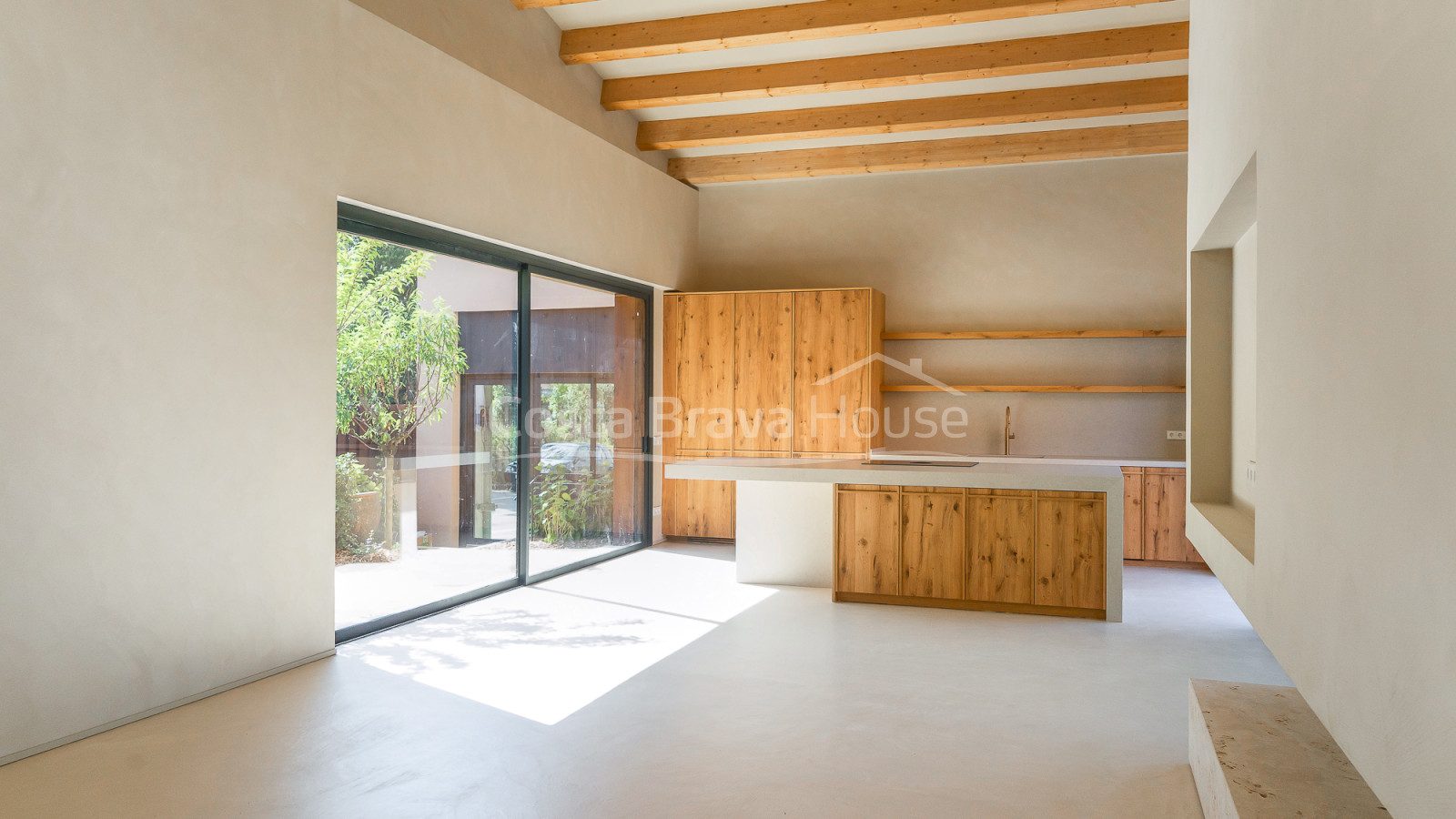 Casa d’obra nova a Regencós d’estil rústic contemporani amb jardí i piscina