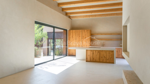 Casa d’obra nova a Regencós d’estil rústic contemporani amb jardí i piscina