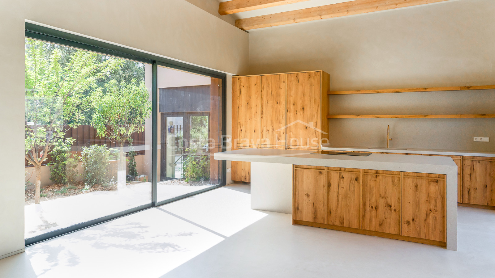 Maison neuve à Regencós de style rustique contemporain avec jardin et piscine