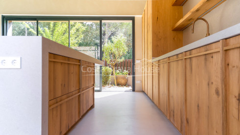 Maison neuve à Regencós de style rustique contemporain avec jardin et piscine