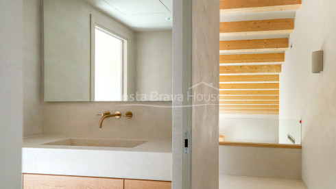 Casa de obra nueva en Regencós estilo rústico contemporáneo con jardín y piscina