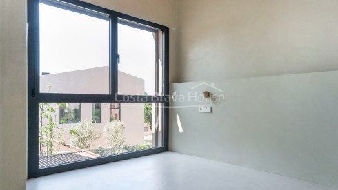 Maison neuve à Regencós de style rustique contemporain avec jardin et piscine