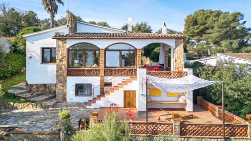 Casa en venda a Pals amb terrasses, garatge tancat, sauna privada i vistes obertes