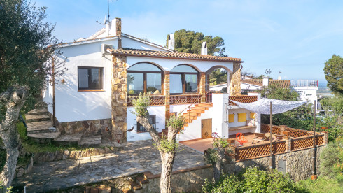 Casa en venda a Pals amb terrasses, garatge tancat, sauna privada i vistes obertes