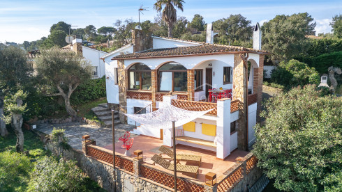 Casa en venta en Pals con terrazas, garaje cerrado, sauna privada y vistas abiertas