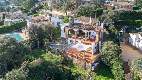 Casa en venda a Pals amb terrasses, garatge tancat, sauna privada i vistes obertes