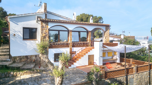 Maison à vendre à Pals avec terrasses, garage fermé, sauna privé et vues dégagées