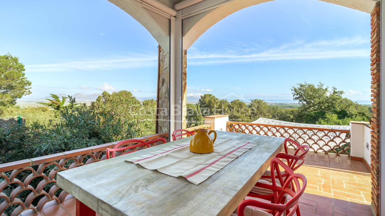 Casa en venta en Pals con terrazas, garaje cerrado, sauna privada y vistas abiertas