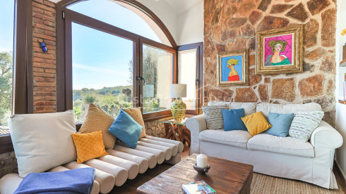 Casa en venda a Pals amb terrasses, garatge tancat, sauna privada i vistes obertes