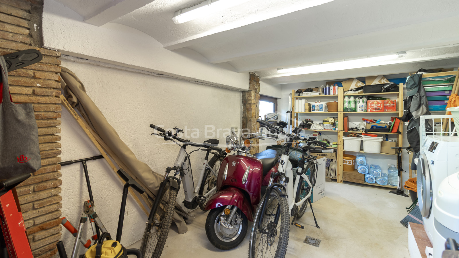 Maison à vendre à Pals avec terrasses, garage fermé, sauna privé et vues dégagées