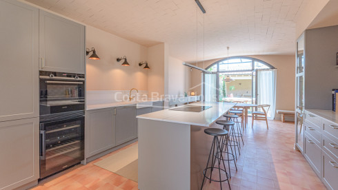 Nieuwbouwhuis in Gualta met privézwembad en hoogwaardig design in de Baix Empordà