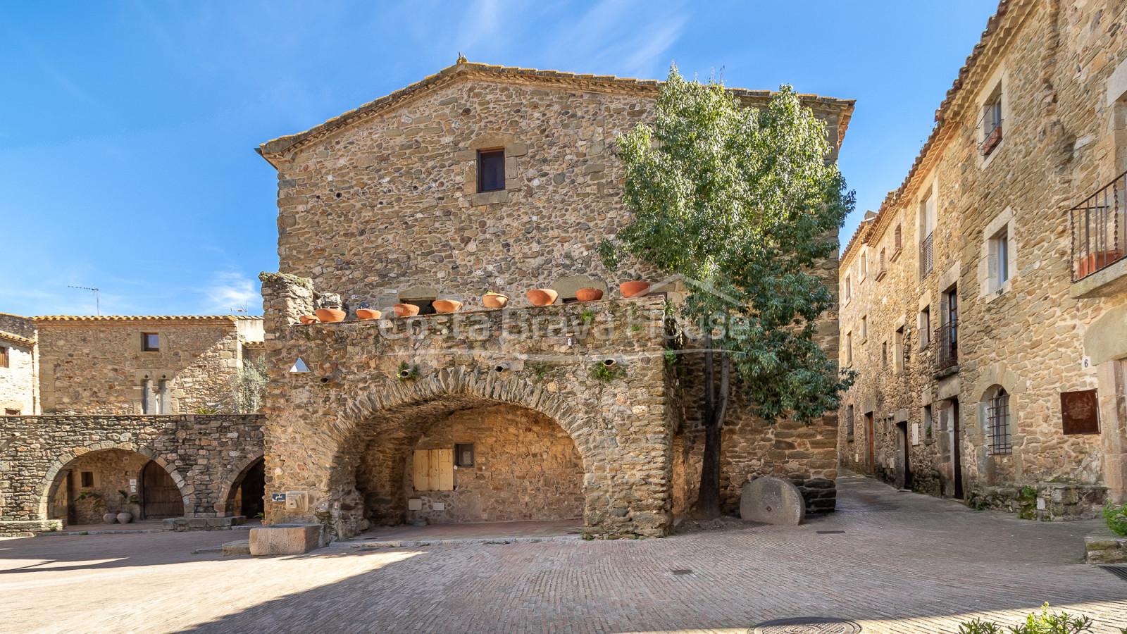 Casa de pedra a Monells amb pati interior, terrassa i vistes a la plaça medieval