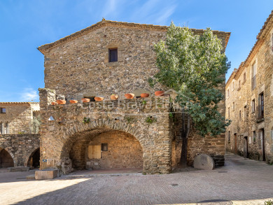 Maison en pierre à vendre à Monells avec cour intérieure, 5 chambres, terrasses et vue sur la place médiévale