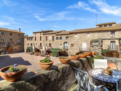Maison en pierre à vendre à Monells avec cour intérieure, 5 chambres, terrasses et vue sur la place médiévale