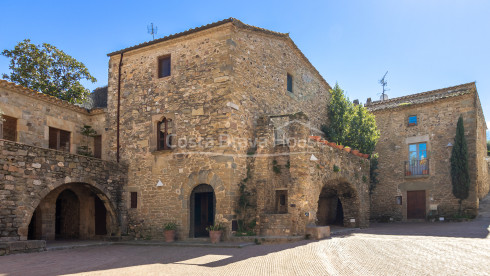 Casa de piedra en Monells con patio interior, terraza y vistas a plaza medieval