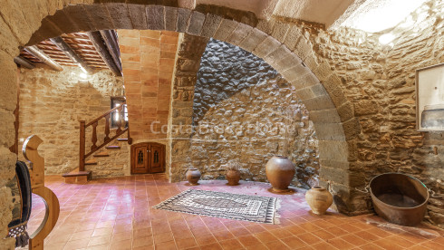 Casa de pedra a Monells amb pati interior, terrassa i vistes a la plaça medieval