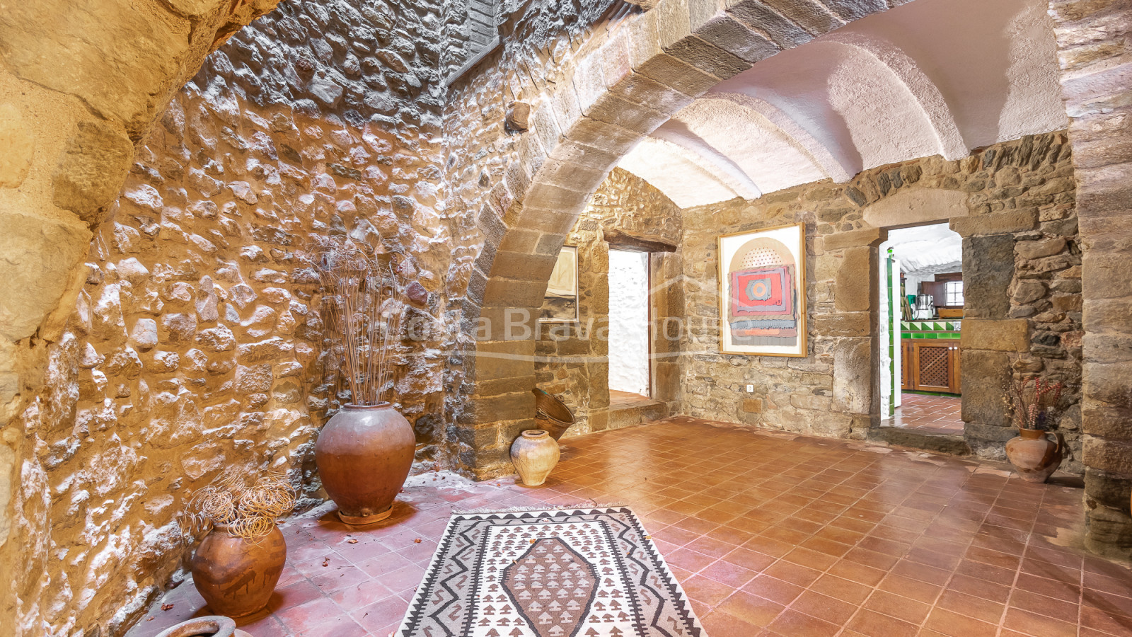 Casa de pedra a Monells amb pati interior, terrassa i vistes a la plaça medieval